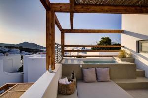 帕罗斯岛Clementina Paros的从带游泳池的房屋阳台欣赏风景