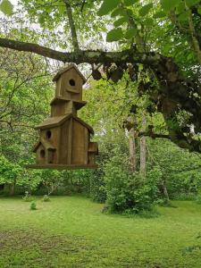 Vieil-HesdinManoir Marceau的公园里树上挂着鸟舍