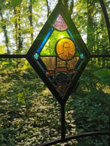 Vieil-HesdinManoir Marceau的树林中一条小路的彩色玻璃窗