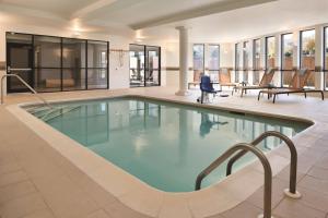 索尔兹伯里索尔兹伯里万怡酒店的酒店大堂的游泳池,设有游泳池