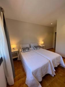 EsteponaCortijo De Cortes的卧室配有白色的床和两个枕头