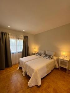 EsteponaCortijo De Cortes的一间卧室配有一张带两个枕头的床