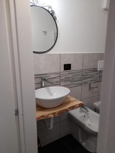 热那亚Affitta Camere La Turandot的浴室设有白色水槽和镜子