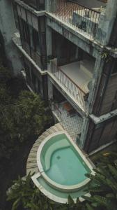 湄林普劳德普发希普与格林度假酒店的大楼游泳池的顶部景色