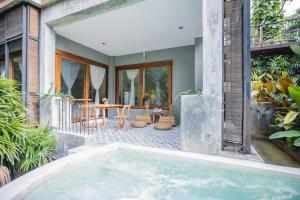 湄林普劳德普发希普与格林度假酒店的庭院内有一座大游泳池的房子