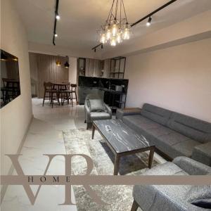 萨克德佐尔镇Apartment VR home terrazza的客厅配有沙发和桌子