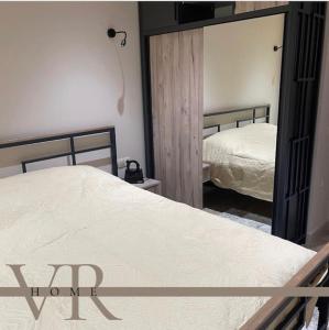 萨克德佐尔镇Apartment VR home terrazza的一间卧室配有两张床和镜子