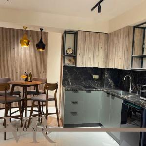 萨克德佐尔镇Apartment VR home terrazza的厨房配有桌椅和台面