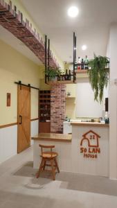 宜兰市50岚 House的厨房配有桌子和木凳