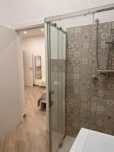 特拉帕尼Casa AnnaBella的带淋浴的浴室和玻璃门