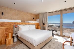 阿尔科谢蒂Upon Vila - Alcochete Hotel的一间卧室设有一张大床和一个大窗户
