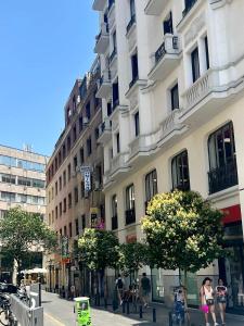 马德里米兰旅舍的一群人沿着大楼前的街道走着