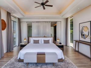 富国Premier Village Phu Quoc Resort Managed by Accor的一间卧室配有一张大床和吊扇