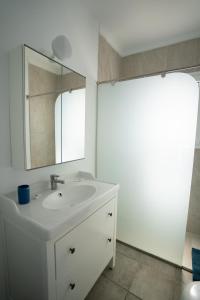 蓬塔穆赫雷斯Casa La Seba的白色的浴室设有水槽和镜子
