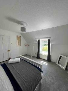 斯托诺韦Isla’s Cottage的一间卧室设有一张大床和一个窗户。