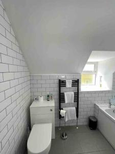 斯托诺韦Isla’s Cottage的白色的浴室设有卫生间和水槽。