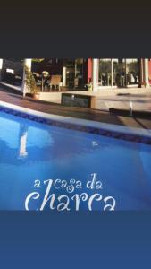 蓬特克苏斯A casa da charca的游泳池的关闭,满是别致的词