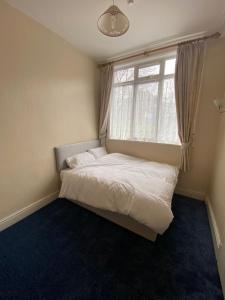 特伦特河畔斯托克Victoria Guest House的一间小卧室,配有床和窗户