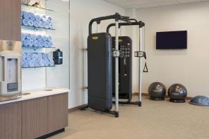 奥兰多SpringHill Suites by Marriott Orlando Lake Nona的一间设有健身房和一台水机的房间