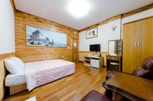 关山镇东篱房民宿的一间卧室配有一张床、一张书桌和一台电视。