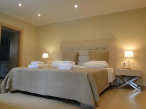 科里夏Keos Hotel的一间卧室配有一张大床和毛巾