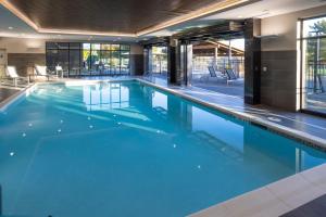 韦纳奇Residence Inn by Marriott Wenatchee的大楼内的一个蓝色海水游泳池