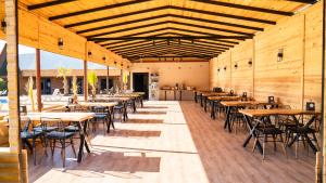 KumlucaAraz Wooden Concept的用餐室设有桌椅和木墙