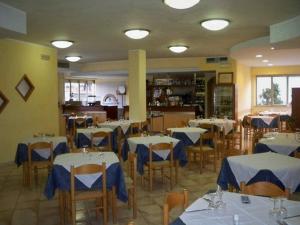 Bastardo达尼酒吧-酒店的餐厅设有桌椅和蓝白桌子