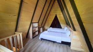 KumlucaAraz Wooden Concept的小木屋内一间卧室的顶部景色