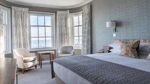 奥尔德堡温特沃斯酒店的一间卧室配有一张床、一把椅子和窗户。