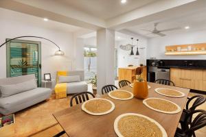 卡马拉-德洛布什Villa Belafonte的用餐室以及带桌椅的起居室。