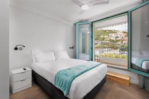 卡马拉-德洛布什Villa Belafonte的一间卧室设有一张床和一个大窗户
