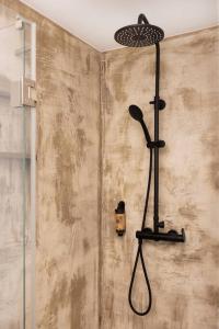 卡马拉-德洛布什Villa Belafonte的浴室内配有淋浴和头顶淋浴