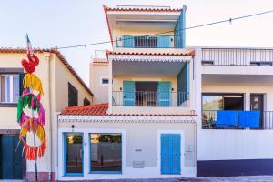 卡马拉-德洛布什Villa Belafonte的白色的建筑,设有蓝色的门窗