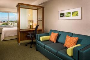 皇后区万豪纽约拉瓜迪亚机场春季山丘套房的带沙发和书桌的酒店客房
