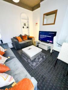 考文垂Modern Town House - Coventry的带沙发和电视的客厅