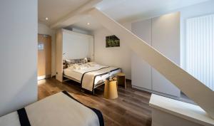 斯特拉斯堡Ciarus的一间卧室设有一张床和一个楼梯