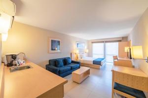 比亚埃尔莫萨比亚埃尔莫萨城市快捷酒店的酒店客房,配有一张床和一张蓝色椅子