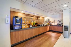 比亚埃尔莫萨比亚埃尔莫萨城市快捷酒店的厨房配有柜台和天文台。