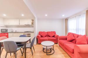 沃伯顿Warburton Lodge的客厅配有红色的沙发和桌子