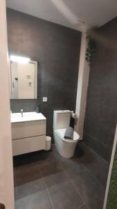 瓦伦西亚Small and Cozy Rooms - G10的浴室配有白色卫生间和盥洗盆。