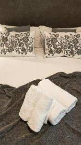 瓦伦西亚Small and Cozy Rooms - G10的床上有两条白色毛巾