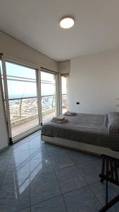 热那亚Attico con Vista su Genova的一间卧室配有一张床,享有海景