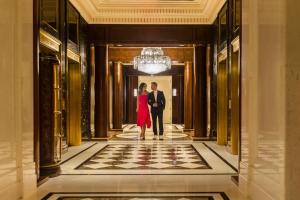 纽约朱美拉埃塞克斯酒店的男人和女人走在建筑物的走廊上