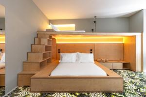 里斯本Independente Bica的一间卧室设有一张床和一个楼梯