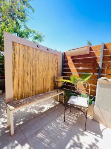 埃拉特Eilat charming & cozy Studio的木栅栏旁的长凳