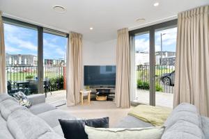 基督城Lichfield Apartment - Christchurch Holiday Homes的带沙发和平面电视的客厅