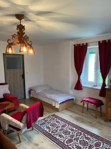 Chalupa Františkov的客厅配有两张床和地毯。
