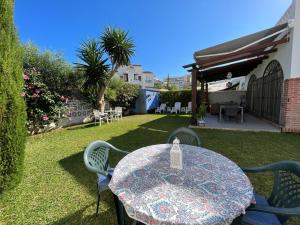 卡拉德米哈斯Beach and Golf House La Cala de Mijas的庭院里配有桌椅