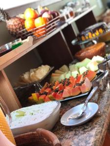 坎波斯杜若尔当波萨达康达多布拉斯雷洛酒店的一张桌子,上面放着一大堆不同种类的水果